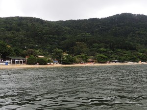 Praia de Laranjeiras fica na cidade de Balneário Camboriú (Foto: Géssica Valentini/G1)