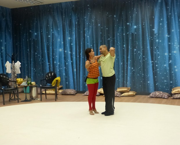 Atriz e bailarino participam do primeiro ensaio do Forró (Foto: Domingão do Faustão/ TV Globo)