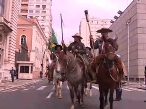 Cavalgada levou centelha da chama até a sede do governo (Foto: Reprodução/RBS TV) Cavalgada levou centelha da chama até a sede do governo (Foto: Reprodução/RBS TV)