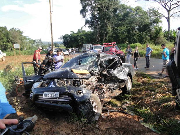 Motorista da caminhonete ficou gravemente ferido. (Foto: Glaydson Castro / G1)