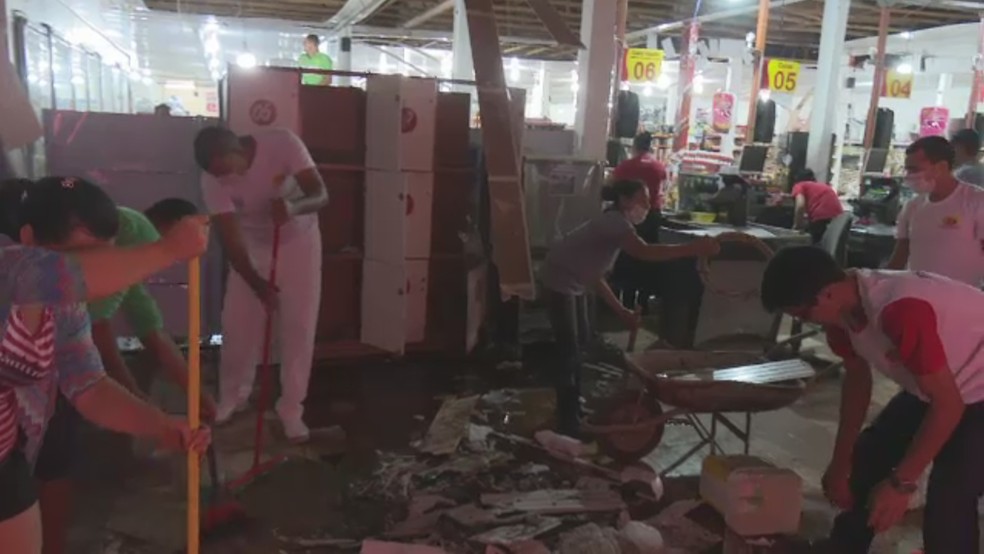 Explosões destruíram parte do forro da loja e a vitrine (Foto: Reprodução/Rede Amazônica Acre)