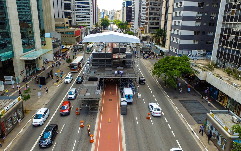 Palco é montado na Avenida Paulista próximo ao cruzamento com a Avenida Brigadeiro Luis Antônio (Foto: Marcelo D. Sants/Framephoto/Estadão Conteúdo)