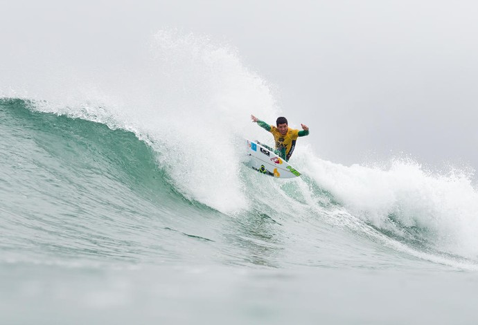 Adriano de Souza, o Mineirinho, luta para manter a liderança em Jeffreys Bay, sexta etapa do Circuito Mundial de surfe (Foto: WSL / Kelly Cestari)