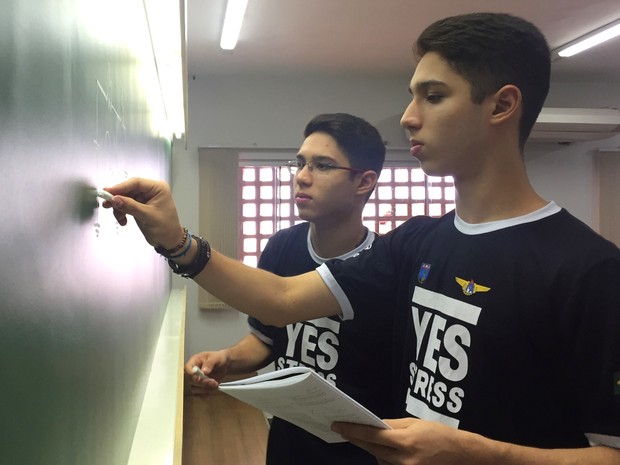 Gabriel Henrique Alves Rezende e Guilherme Alves Rezende vão prestar vestibular para o mesmo curso em Goiânia, Goiás (Foto: Murillo Velasco/G1)