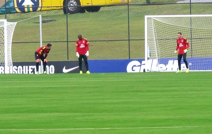 goleiros no treino da Seleção (Foto: Marcelo Baltar) goleiros no treino da Seleção (Foto: Marcelo Baltar)