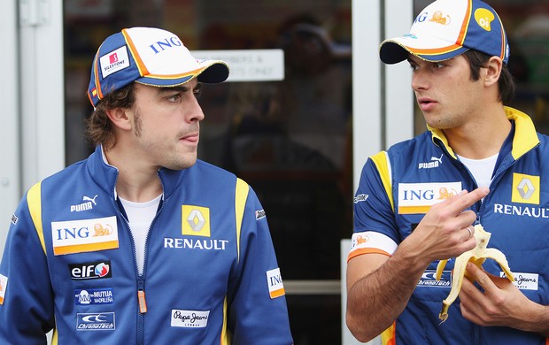 Nelsinho Piquet e Fernando Alonso, dupla da Renault, em 2008 (Foto: Getty Images)