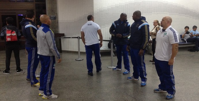 Com segurança reforçada, Palmeiras desembarca abalado em Guarulhos