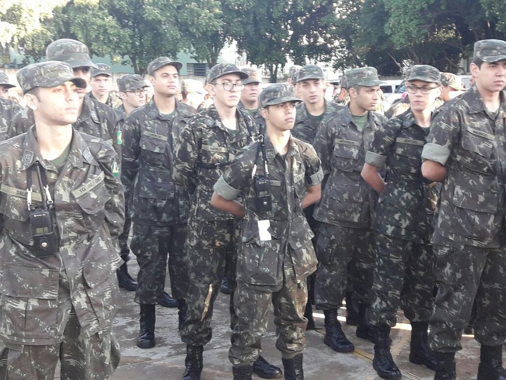 Atiradores do TG participam da Campanha do Agasalho, em Presidente Prudente (Foto: Betto Lopes/TV Fronteira)