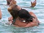 Hayden Panettiere mostra intimidade com amiga em praia