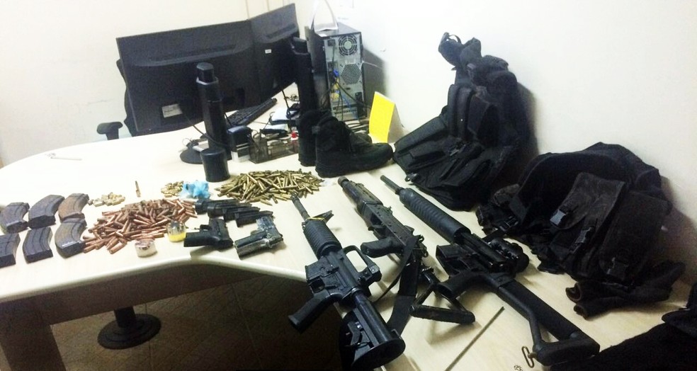 Armas e munições foram apreendidas com o suspeito morto  (Foto: PF/Divulgação )