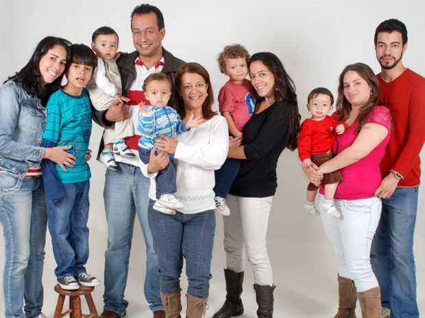 À esq. Marcelo com a esposa e os filhos Marcelo e Matheus; ao centro a avó e Nara seguram Diego e Juan; à direita Gustavo e a namorada seguram Kauã (Foto: Arquivo da família)