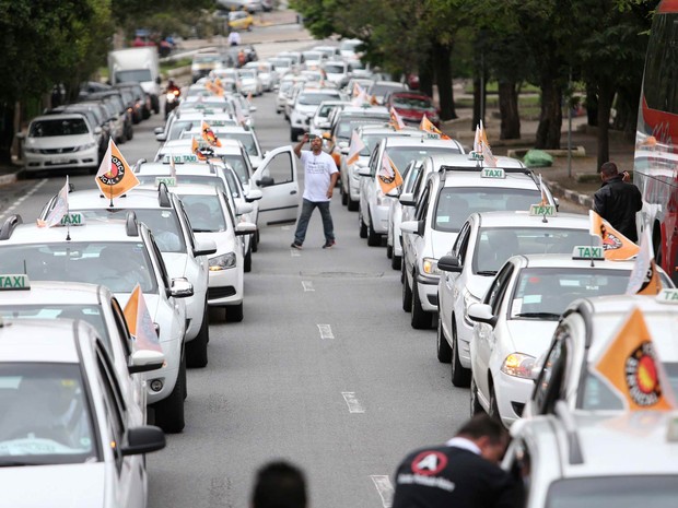 Mais de 500 taxistas seguem em carreata da Praça Charles Miller em protesto até a Câmara Municipal de São Paulo, antes da votação do Projeto de Lei (PL) 349/2014, que tem a intenção de proibir o funcionamento do aplicativo de transporte particular Uber (Foto: Leonardo Benassatto/Futura Press/Estadão Conteúdo)