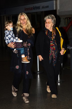 Adriane Galisteu e o filho, Vittorio, e a mãe, Emma, em aeroporto em São Paulo (Foto: Manuela Scarpa/ Foto Rio News)