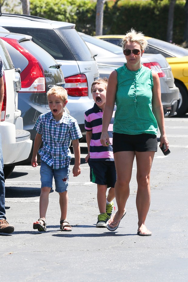Britney Spears e os filhos (Foto: AKM-GSI BRASil / Splash News)