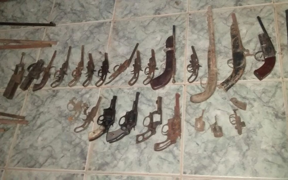 Armas apreendidas com rapaz de 19 anos têm vários calibres, em Padre Bernardo (Foto: Divulgação/PM)