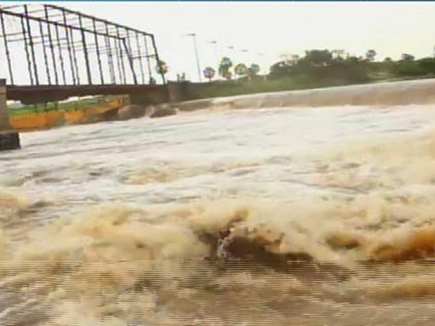Tiago foi o primeiro a pular da ponte. Ele chegou a aparecer na superfície, mas submergiu (Foto: Reprodução/TV Verdes Mares) Tiago foi o primeiro a pular da ponte. Ele chegou a aparecer na superfície, mas submergiu (Foto: Reprodução/TV Verdes Mares)