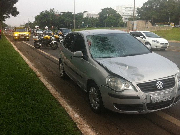 Homem morreu atropelado ao tentar cruzar o Eixão Sul, em Brasília, na manhã desta segunda-feira (15) (Foto: Isabella Formiga/G1)