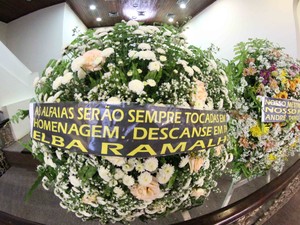 Coroa de flores enviada por Elba Ramalho ao velório de Naná Vasconcelos (Foto: Aldo Carneiro/Pernambuco Press)