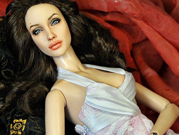 A atriz Angelina Jolie virou boneca vendida por US$ 3.350 nos Estados Unidos. A obra é uma criação do artista Noel Cruz (Foto: Reprodução)
