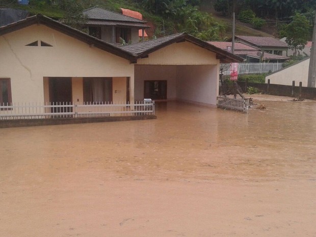 G1 Brusque Sc Tem Alagamentos E Casa Interditada Após Forte Chuva Notícias Em Santa Catarina 