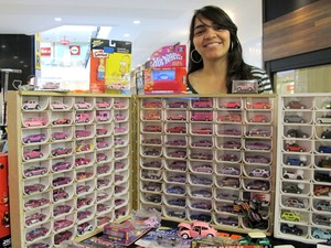 Professora participa de exposição em Santos, SP, com miniaturas de carros rosa (Foto: Mariane Rossi/G1)