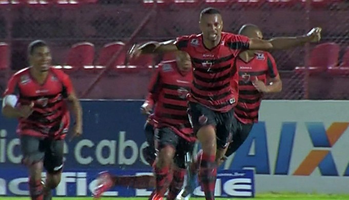 Oeste vence o Boa Esporte por 2 a 1 em campo alagado em Osasco (Foto: Reprodução Premiere FC) Oeste vence o Boa Esporte por 2 a 1 em campo alagado em Osasco (Foto: Reprodução Premiere FC)