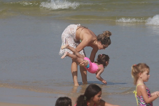 Grazi Massafera na praia com a filha Sofia (Foto: Dilson Silva/ AG. News) Grazi Massafera na praia com a filha Sofia (Foto: Dilson Silva/ AG. News)
