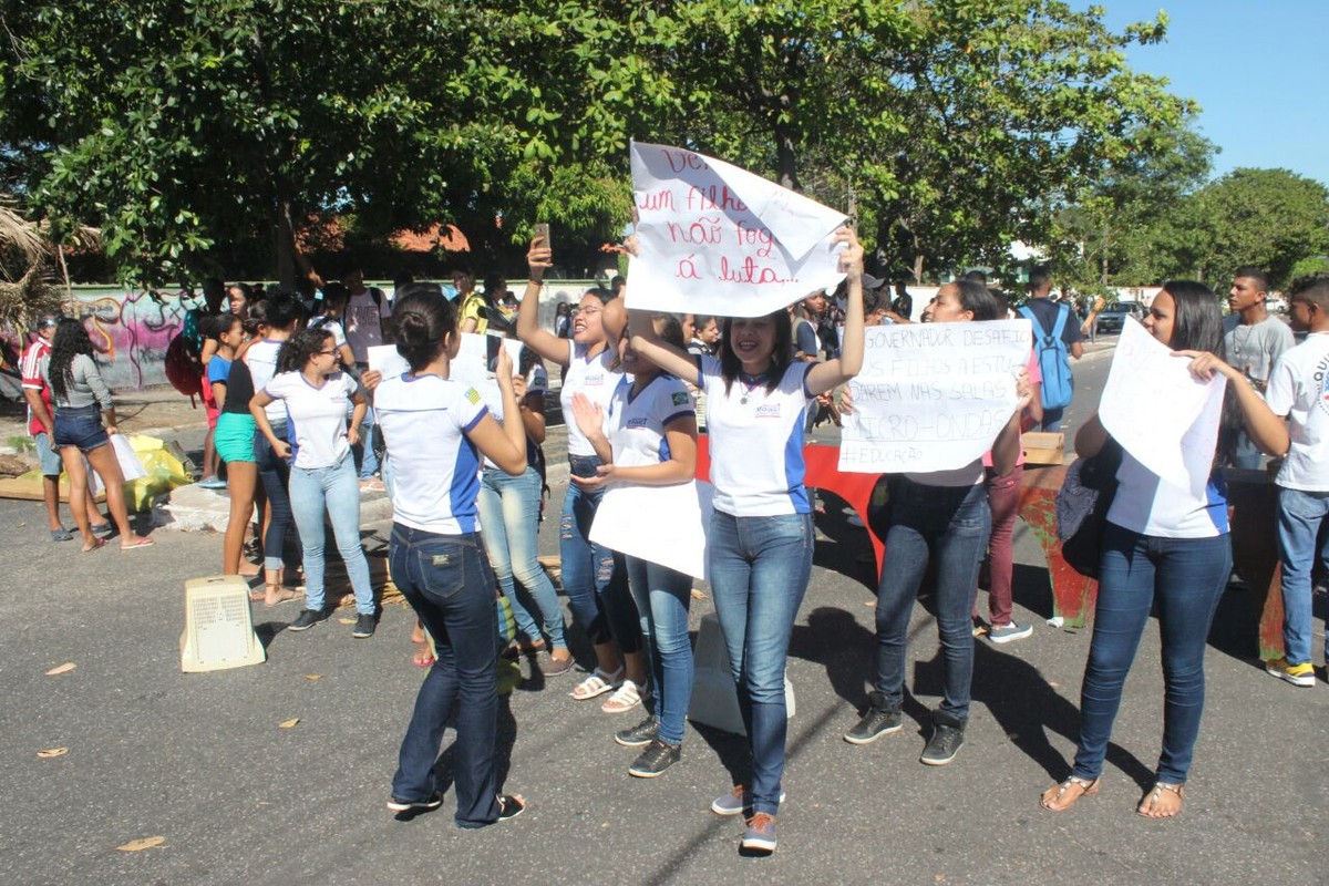 Sem ar-condicionado em escola, alunos bloqueiam avenida ... - Globo.com