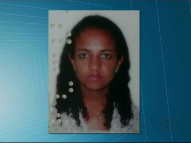 Jovem foi morta com golpes de facada e encontrada na cama na casa em que morava em Campina Grande (Foto: Reprodução/ TV Paraíba)