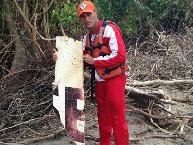 Destroços de avião encontrado na costa do Amapá (Foto: Divulgação/ Corpo de Bombeiros do Amapá)