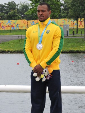 Edson Isaias, com a medalha de prata conquistada no K1 200m (Foto: Divulgação/Confederação Brasileira de Canoagem)
