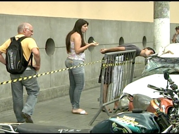 Carros destruídos em acidentes chamaram atenção em Friburgo (Foto: Reprodução / Inter TV)
