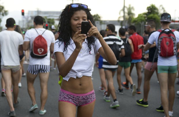 Centenas foram às ruas apenas em roupas de baixo em Medellín. (Foto: Raul Arboleda/AFP)