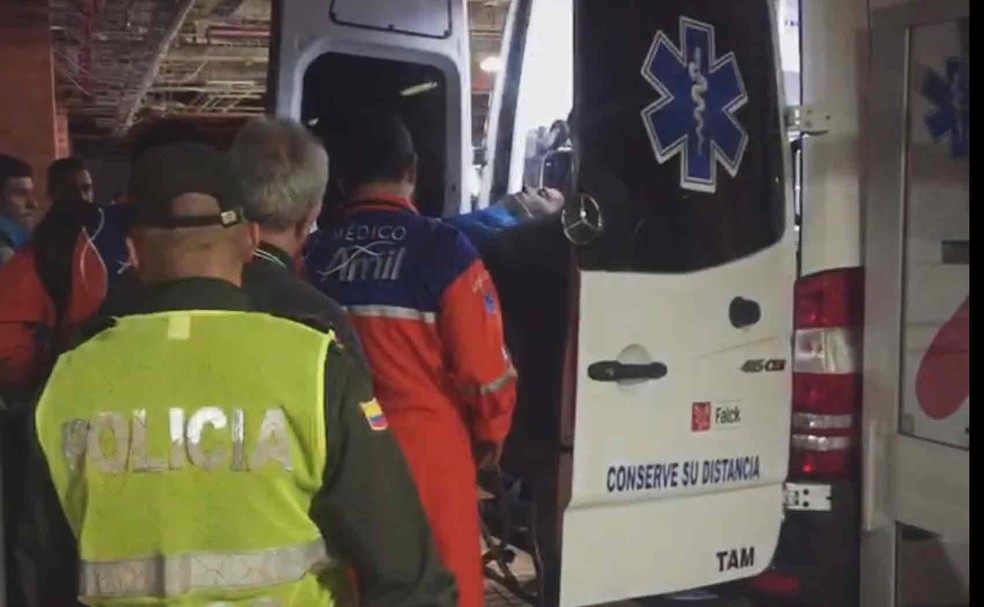 O goleiro da Chapecoense Jackson Follmann deixa o hospital em Medellín para vir de avião para o Brasil (Foto: Reprodução/Hospital San Vicente Fundación de Rionegro)