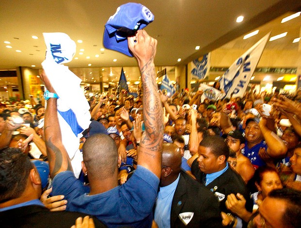 Dedé chegada Cruzeiro torcida (Foto: Rodrigo Lima / Agência Estado)