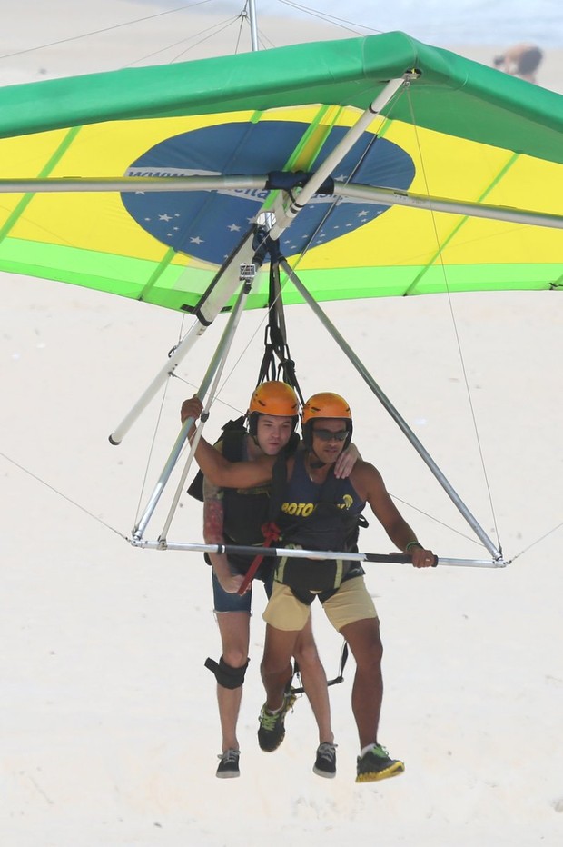 Andressa e Nasser voam de Asa Delta no RJ (Foto: André Freitas / AgNews)