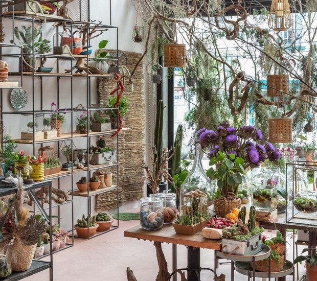 A loja expõe e comercializa trabalhos de artistas convidados com o objetivo de difundir, divulgar e fortalecer a arte botânica (Foto: Evelyn Muller/Divulgação)