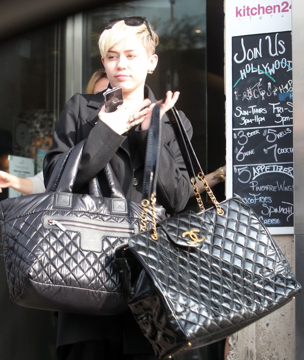 Miley Cyrus deixa restaurante em Los Angeles, nos Estados Unidos (Foto: Grosby Group/ Agência)