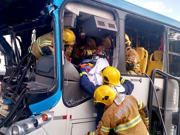 G1 - Batida Com Dois ônibus E Dois Carros No DF Deixa 19 Feridos ...