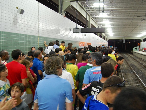 Torcedores enfrentam tumulto na estação de metrô Cosme e Damião, no Recife, a caminho da Arena Pernambuco. (Foto: Lorena Aquino/G1)