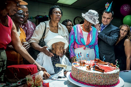 LONGEVIDADE Susannah, a mulher mais velha do mundo. Ela celebrou 116 anos com um bolo coberto por mim (Foto: Lucas Jackson/Reuters) LONGEVIDADE Susannah, a mulher mais velha do mundo. Ela celebrou 116 anos com um bolo coberto por mim (Foto: Lucas Jackson/Reuters)