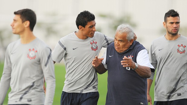 paulinho corinthians (Foto: Marcos Ribolli/GLOBOESPORTE.COM)