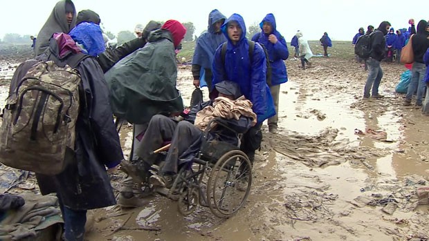 A Croácia fechou sua fronteira com a Sérvia, deixando cerca de 3 mil refugiados em meio à lama e o frio (Foto: BBC)