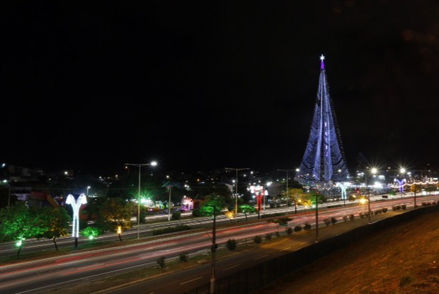 Árvore de Natal tem 126 metros de altura, e fica na Praça de Mirassol, na Zona Sul da capital potiguar (Foto: Canindé Soares/G1)