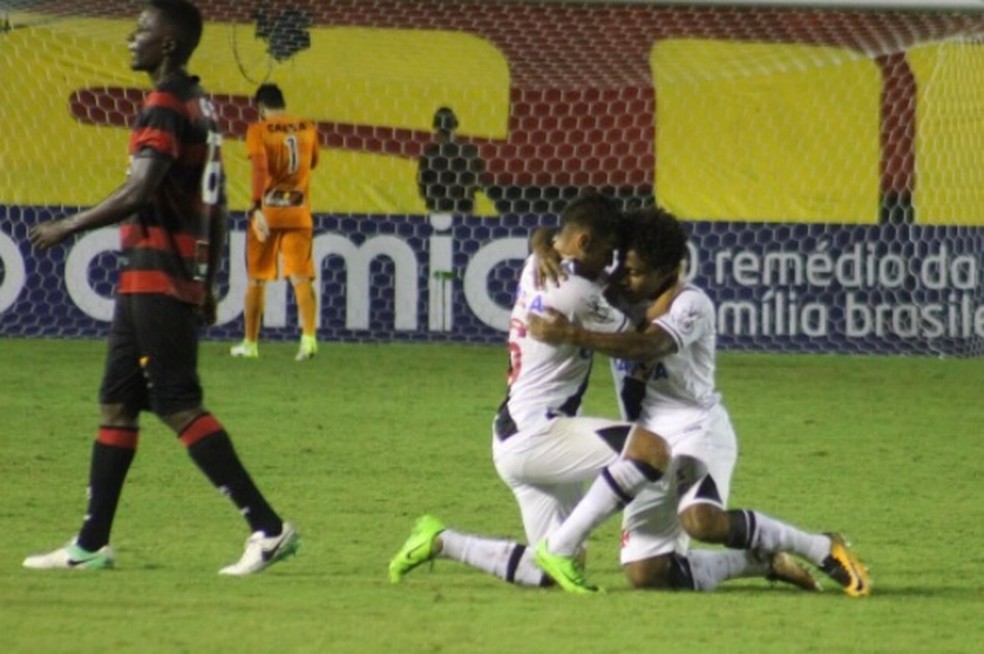 Jogadores do Vasco comemoram triunfo sobre o Vitória (Foto: Maurícia da Matta/EC Vitória)