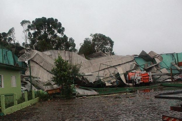 Telhado de galpão em Ponte Serrada foi completamente danificado (Foto: Rádio Nambá/Divulgação)