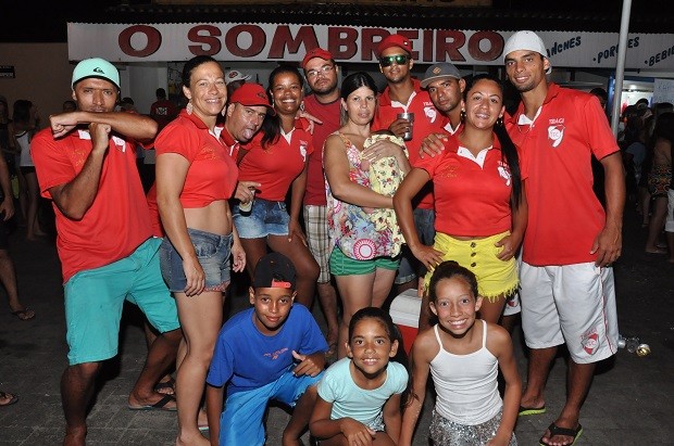 Luana Soares (shorts jeans) e sua família passam o carnaval todos os anos, em Santa Terezinha (Foto: Roger Santmor/RPC)