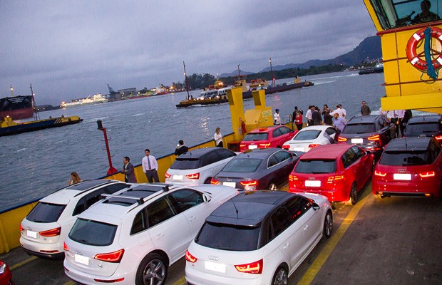 A Audi inaugurou sua primeira concessionária em Santos na última semana, e promoveu a chegada dos veículos à loja pela balsa que liga a cidade à vizinha Guarujá.  (Foto: Divulgação)
