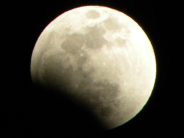 Por volta das 22h, Lua começou a ser encoberta pela sombra da Terra (Foto: Maurício Araya / G1)