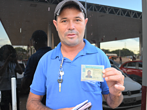 Francimar Azevedo diz que está sem dirigir desde a sexta-feira (25) e teme não conseguir pagar as contas (Foto: Aline Nascimento/G1)